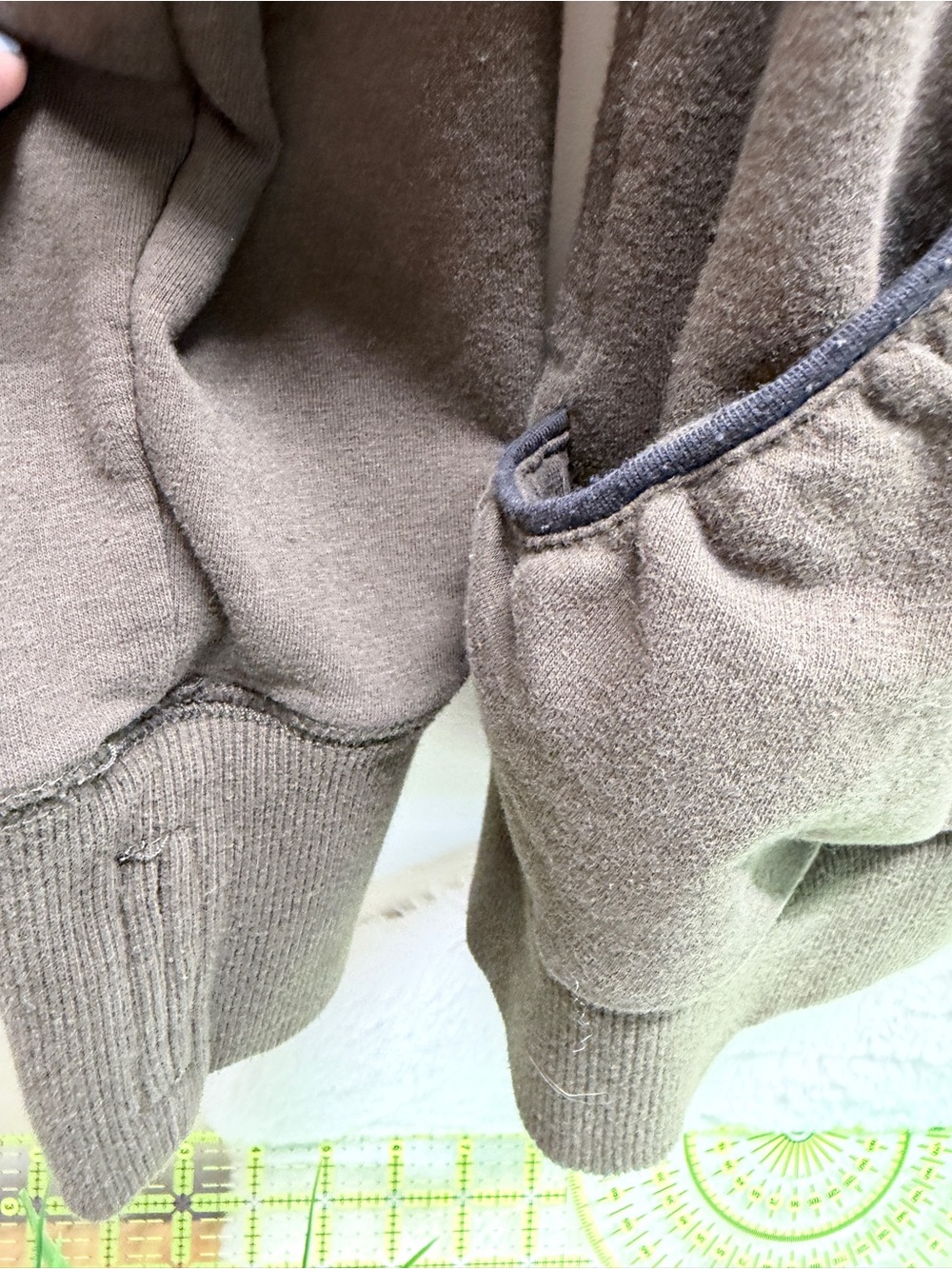 48% Cotton Dark Olive Zip-Up Sweater w/Thumb Holes & Pockets Cabinets Staple 🏡 - Picture 4 of 7